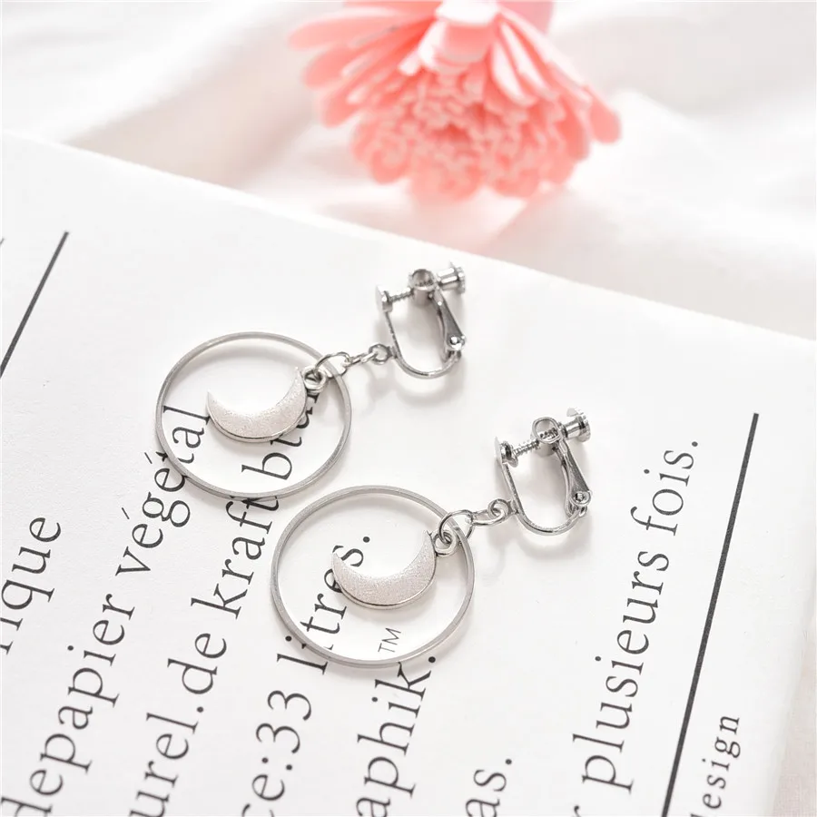 Korean Asymmetrical Simple Ear - Moon Star Earrings recension och pris