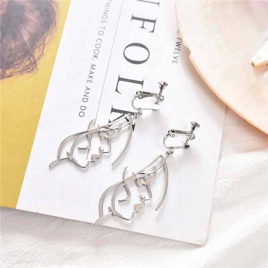 Korean Asymmetrical Simple Ear - Moon Star Earrings recension och pris